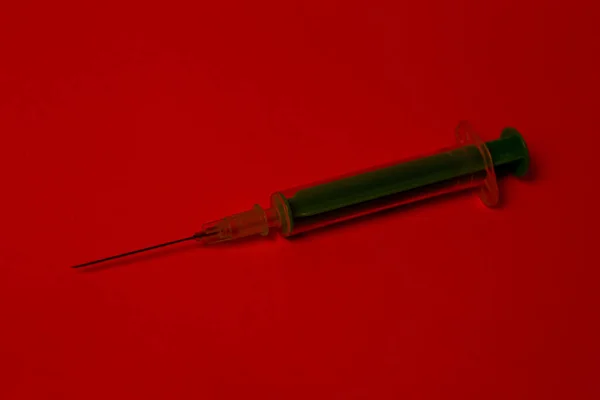 Stříkačka Červeném Pozadí Nebezpečí Infekcí Boj Proti Rychlosti Drogám — Stock fotografie