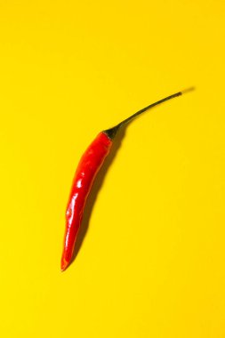Sarı arka planda kırmızı kırmızı kırmızı biber