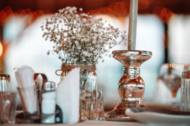 Bir restoranda düğün kutlaması için masa servisi..