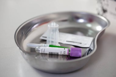 Aşı için ilk yardım çantası. Bir tepside şırınga ve aşı.