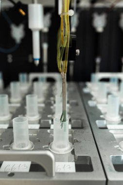 Analiz için otomatik laboratuvar ekipmanı.