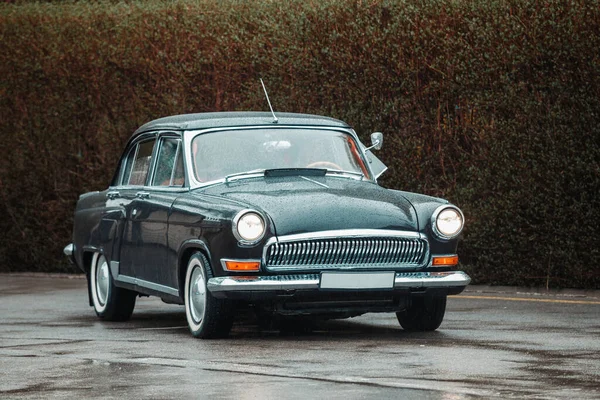 Voiture Rétro Soviétique Milieu Brousse Jour Pluie — Photo