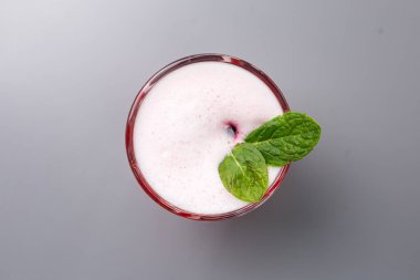 Gri arkaplan görünümlü naneli kırmızı kokteyl.