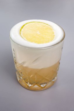 Limonlu kokteyl ve cam bardakta beyaz köpük..