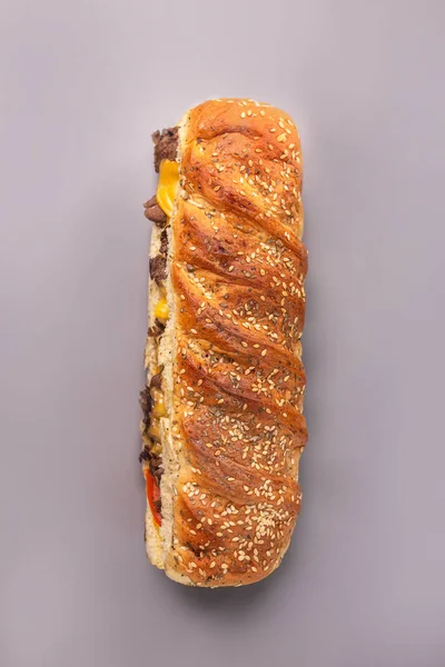 Sanduíche Pão Com Sementes Gergelim Fundo Cinza — Fotografia de Stock