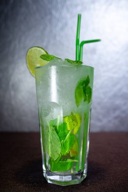 Nane ve limonlu terli bir bardak mojito..