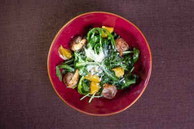 Karidesli ve otlu salata..