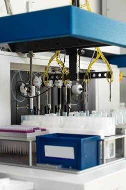 Analizlerle çalışmak için laboratuarda otomatik teknoloji.