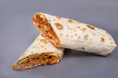 Gri arka planda tavuk ve sebzeli shaurma..