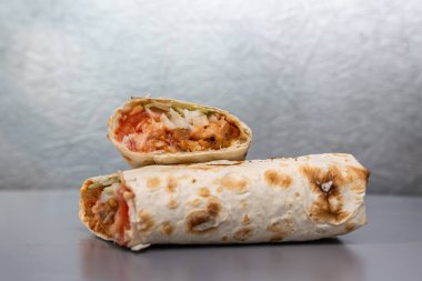 Pide ekmeğinde shaurma, tavuklu ve sebzeli gri arka planda..