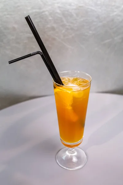 杯子里放一片橙子的橙子鸡尾酒 — 图库照片
