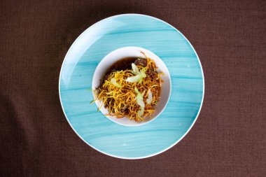 Mavi tabakta et ve soslu patates püresi..