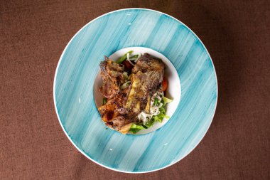 Tepsi manzaralı taze salatalı kuzu pirzolası..