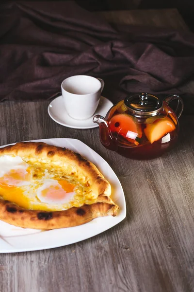 Khachapuri Com Ovo Bule Chá Mesa — Fotografia de Stock