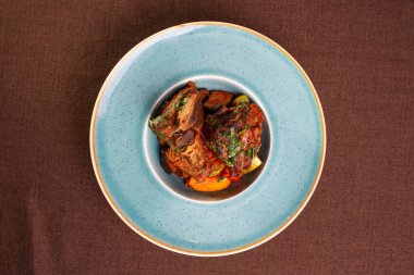 Patates ve sebzeli yahni. Tabak manzaralı..