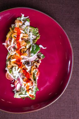 Tabak manzaralı deniz ürünleri, havyar ve domates salatası.