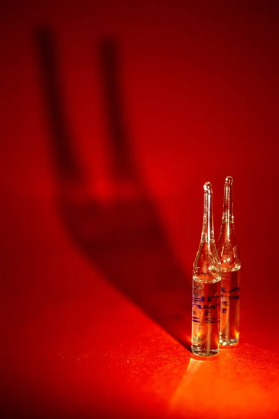 Két Injekciós Üveg Vírus Elleni Gyógyszerrel Vörös Alapon Árnyékkal — Stock Fotó