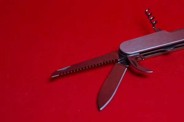 赤を基調としたスイスの多機能ナイフ — ストック写真