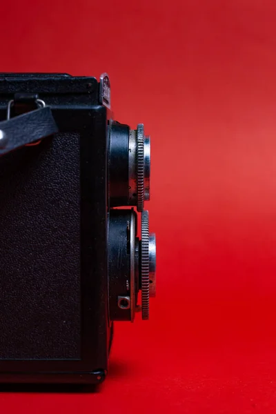 Kamera Retro Hitam Pada Latar Belakang Merah — Stok Foto