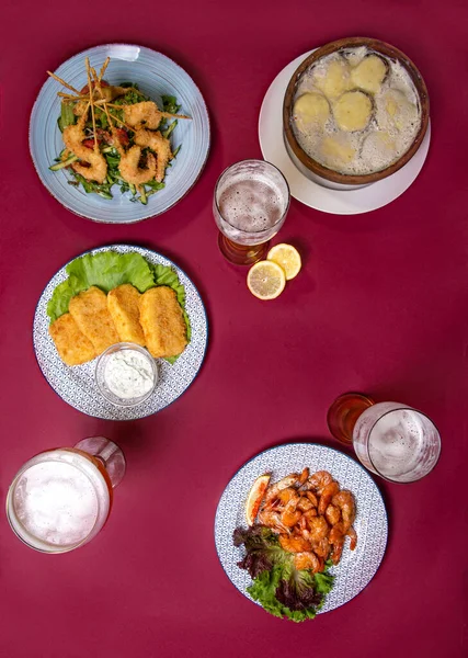 Platos Georgianos Sobre Fondo Rojo — Foto de Stock