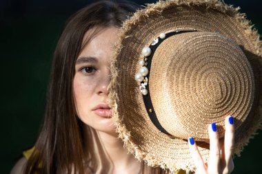 Bokeh arka planında şapkası olan bir kız..