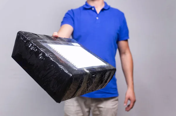 Paketleri kuryeyle adrese teslim et.