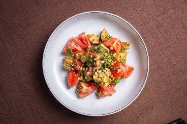 Domatesli salata ve soslu ceviz..