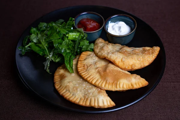 Aperitivo Chebureks Fritos Plato Negro Con Verduras — Foto de Stock