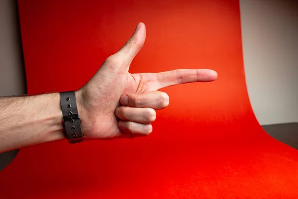 Рука Людини Вказує Палець Червоному Тлі — стокове фото