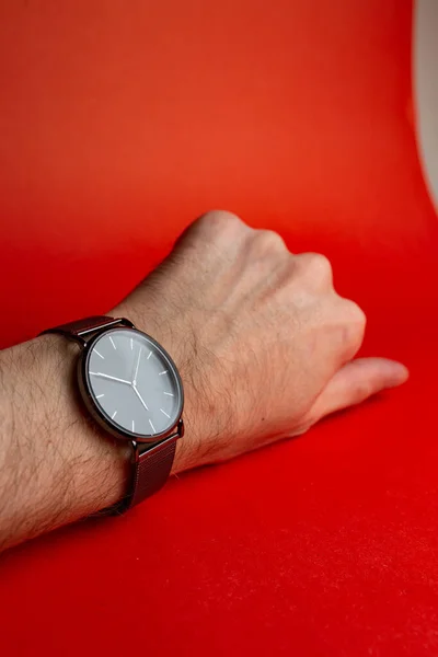 Mannen Hand Met Een Horloge Een Rode Achtergrond — Stockfoto
