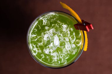 Yukarıdan buzlu yeşil bir kokteyl görünüyor.