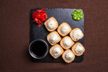 Yukarıdan krem peynirle fırınlanmış ekmekleri izle.