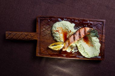 Limon ve patates püresiyle sulu balık bifteği. Lokantada yemek..