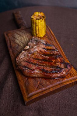 Kalın bir parça bifteğin üzerine parlatıcı sürdüm..