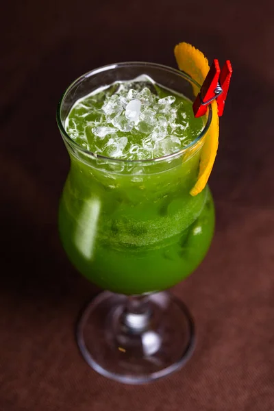 咖啡店里有冰和柠檬的冷绿色鸡尾酒 — 图库照片