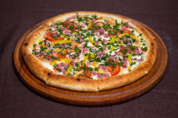 Pizza Kolbą Pomidorami Zieloną Cebulą — Zdjęcie stockowe