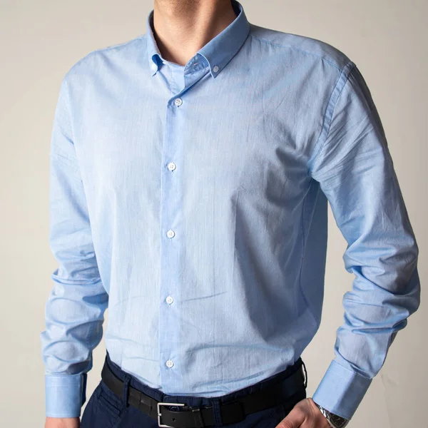 Guy Een Blauw Klassiek Shirt Een Witte Achtergrond — Stockfoto