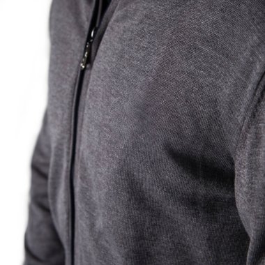 Beyaz bir arka planı olan gri ceketli bir adam..