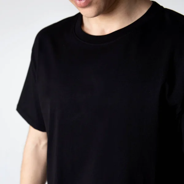 Man Een Zwart Basic Shirt Een Witte Achtergrond — Stockfoto