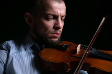 Erkek kemancı ustaca keman çalar