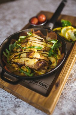 Tahta tezgahta domatesli kızartma tavasında patates kızartması..