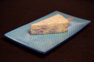 Çubuklu tatlı, fındıklı çikolata ve koyu bir arka plan..