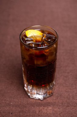 Buzlu ve limonlu soğuk alkollü kahverengi kokteyl.