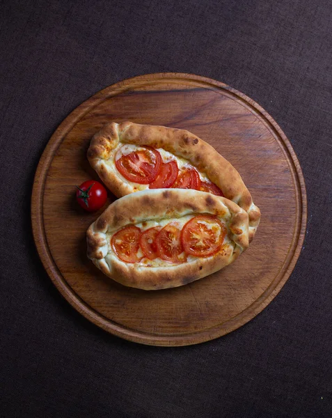 Top View Khachapuri Georgiano Con Queso Tomates Tablero — Foto de Stock