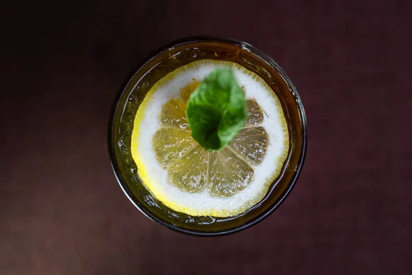 Cocktail Estivo Vista Dall Alto Con Limone Menta Sfondo Scuro — Foto Stock