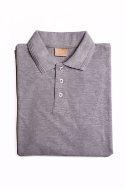 Beyaz arkaplanda gri polo tişört