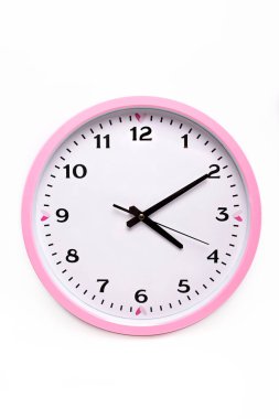 Beyaz arkaplanda siyah kadranlı duvar pembe saati.