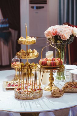 Güzel masa. Tatlı, büyük boy makarna, marshmallow çileği.