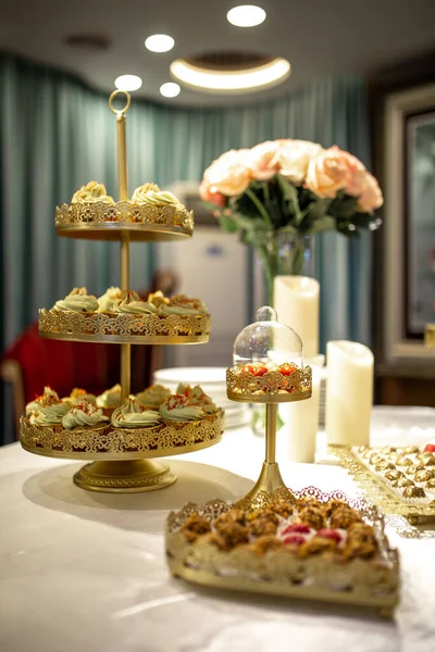 Mesa Dulce Con Pasteles Dulces Una Fiesta Infantil —  Fotos de Stock