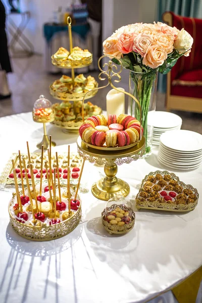 Mesa Dulce Con Pasteles Dulces Una Fiesta Infantil —  Fotos de Stock